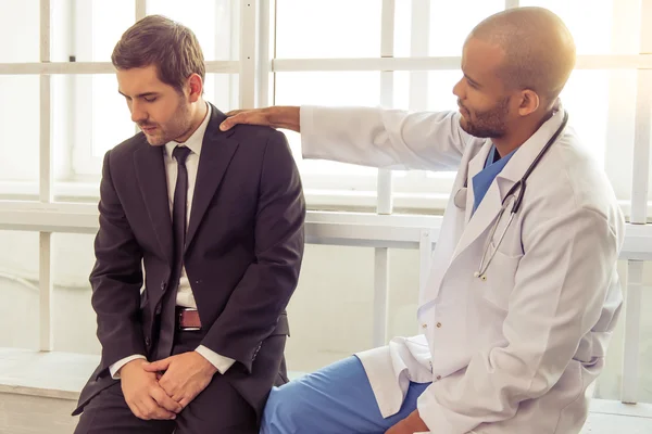 Médico e paciente — Fotografia de Stock