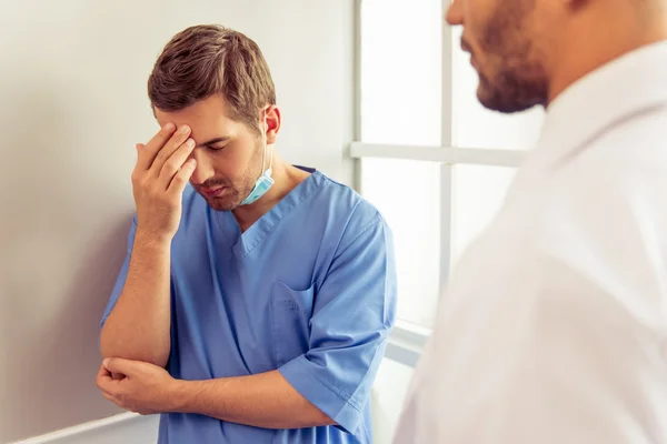 Médicos guapos — Foto de Stock