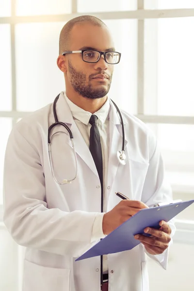 Beau médecin afro-américain — Photo