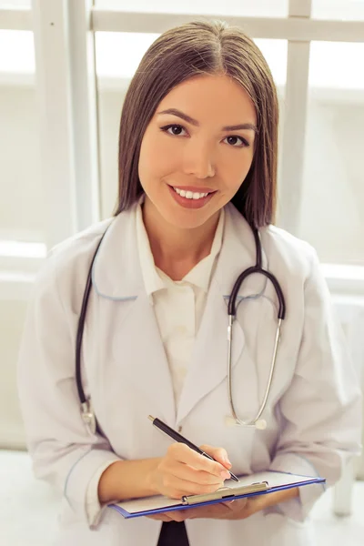 Bella asiatica medico femminile — Foto Stock