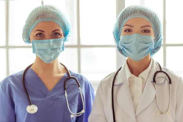 Médicas femininas bonitas — Fotografia de Stock