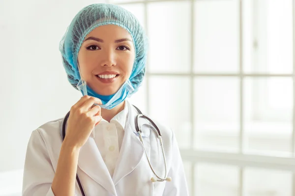 Bella asiatica medico femminile — Foto Stock