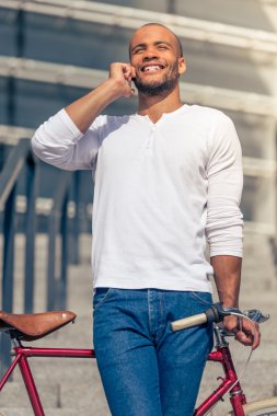 Afro Amerikan dostum ile becerikli alet