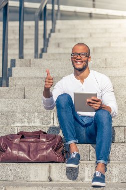 Afro Amerikan dostum ile becerikli alet