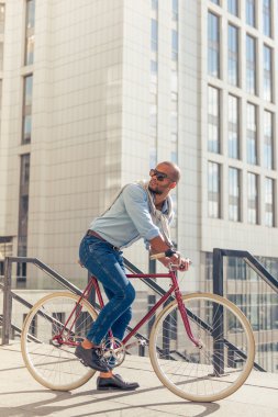 Şık Afro Amerikalı adam