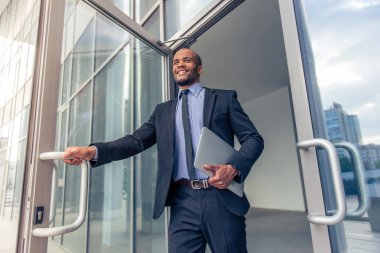 Afro Amerikalı işadamı ile becerikli alet