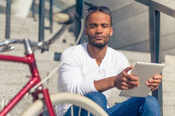 Afro hombre americano con gadget — Foto de Stock