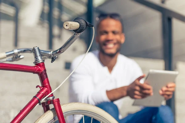 Afro hombre americano con gadget — Foto de Stock