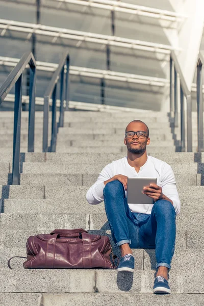 Afro-americano homem com gadget — Fotografia de Stock