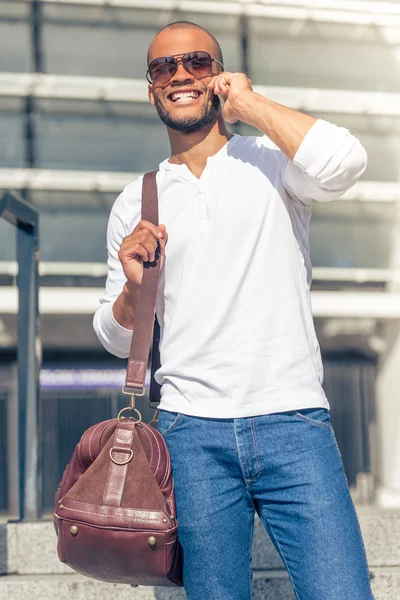 Afroamerikanischer Mann mit Gadget — Stockfoto