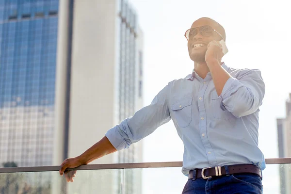 Afro Amerikaans zakenman met gadget — Stockfoto