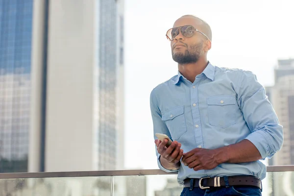 Afro hombre de negocios americano con gadget — Foto de Stock