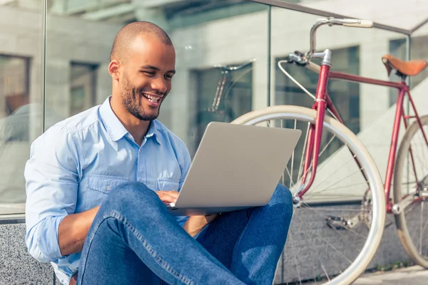 Uomo d'affari afro-americano con gadget — Foto Stock