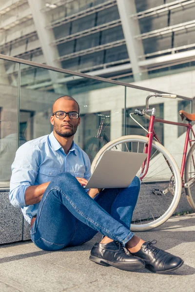 Afroamerikanischer Geschäftsmann mit Gadget — Stockfoto