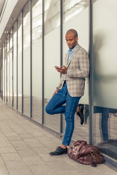 Empresário afro-americano com gadget — Fotografia de Stock