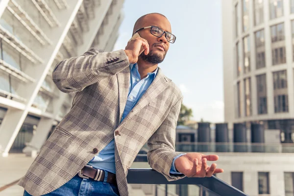 Afro hombre de negocios americano con gadget — Foto de Stock