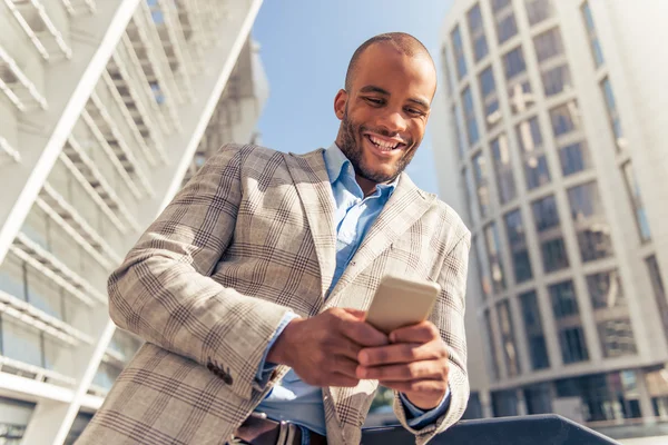 Afro Amerikaans zakenman met gadget — Stockfoto