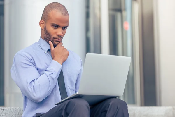 Afro Amerikaans zakenman met gadget — Stockfoto