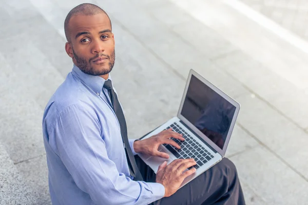 Empresário afro-americano com gadget — Fotografia de Stock