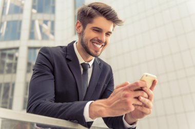 Yakışıklı genç işadamı ile becerikli alet