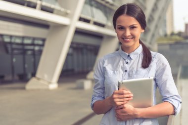 Güzel iş kadını ile becerikli alet