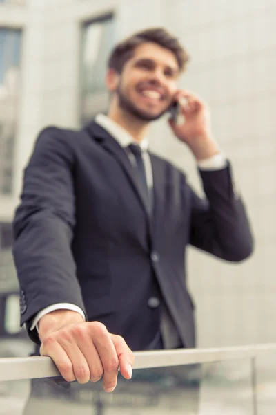 Bonito jovem empresário com gadget — Fotografia de Stock