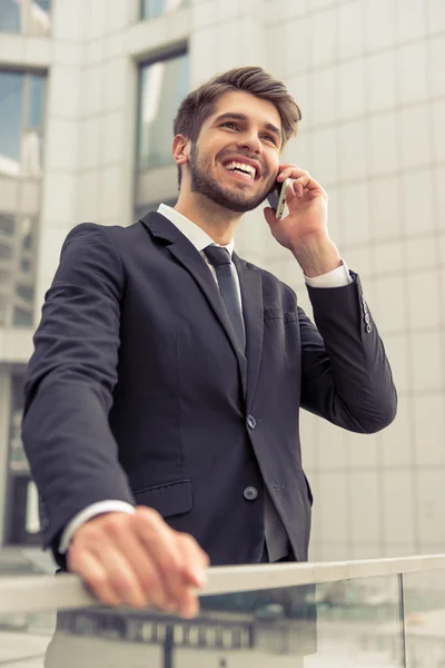 Bonito jovem empresário com gadget — Fotografia de Stock