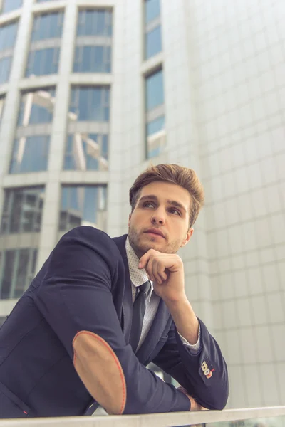 魅力的な若いビジネスマン — ストック写真