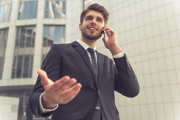 Bonito jovem empresário com gadget — Fotografia de Stock