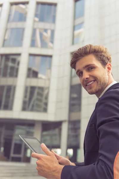 Attraktiver junger Geschäftsmann mit Gadget — Stockfoto