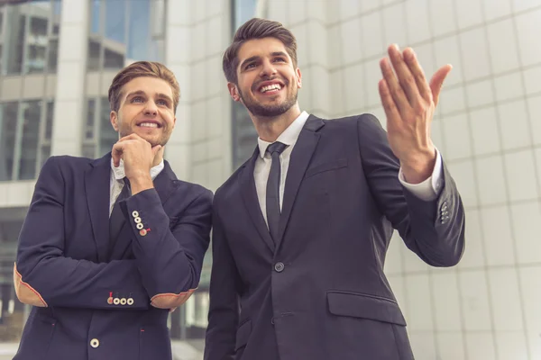 Beaux jeunes hommes d'affaires — Photo