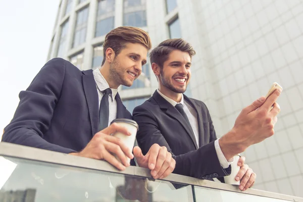 Bonitos jovens empresários com gadget — Fotografia de Stock