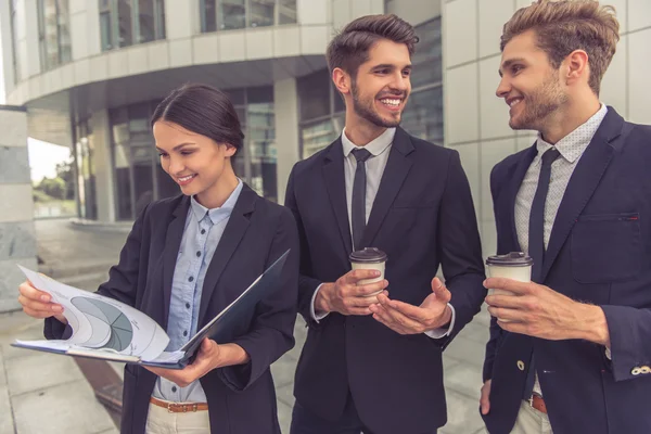 Hermosos jóvenes empresarios — Foto de Stock