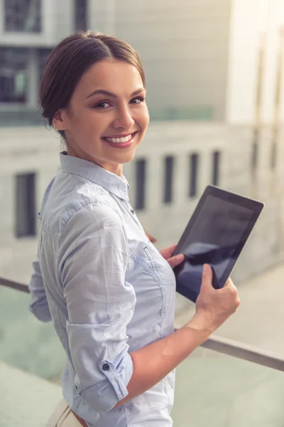 Hermosa dama de negocios con gadget — Foto de Stock