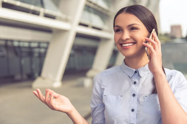 Senhora de negócios bonita com gadget — Fotografia de Stock