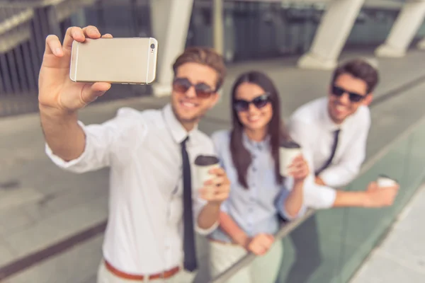 Mensen uit het bedrijfsleven met gadget — Stockfoto