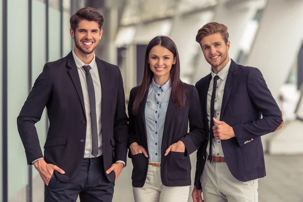 Schöne junge Geschäftsleute — Stockfoto