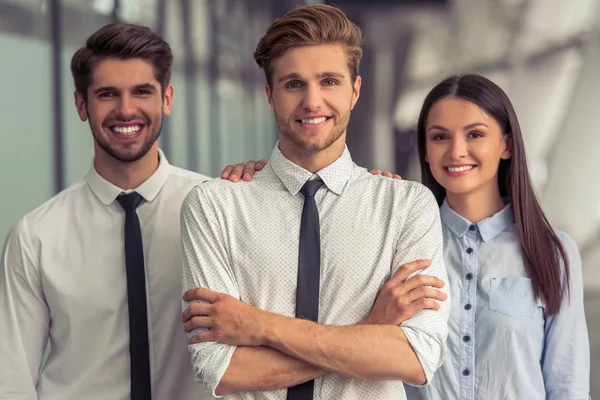 Jovens empresários bonitos — Fotografia de Stock