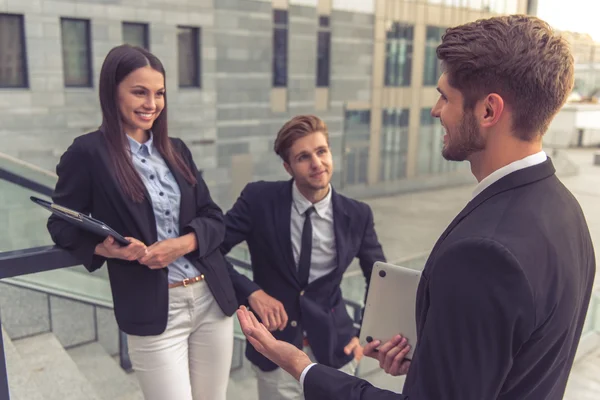 Jovens empresários bonitos — Fotografia de Stock