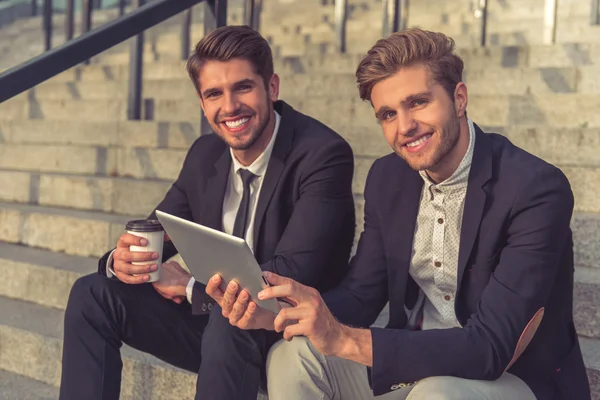 Knappe jonge ondernemers met gadget — Stockfoto