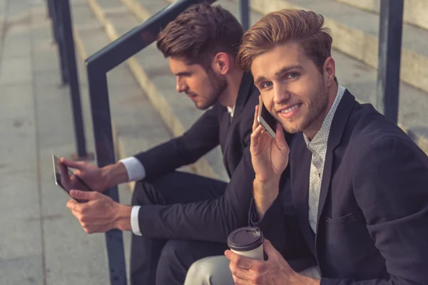 Guapo jóvenes hombres de negocios con gadget — Foto de Stock