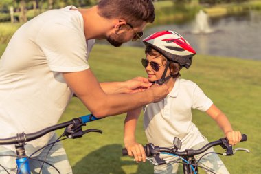 Baba ve oğul Bisiklete binme