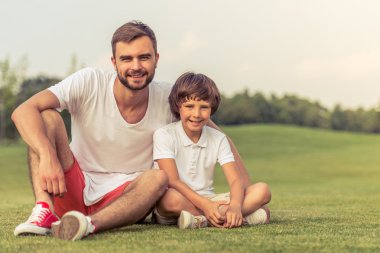 Baba ve oğul açık havada dinlenme
