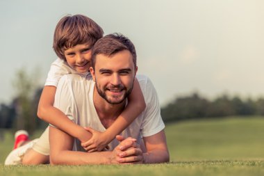Baba ve oğul açık havada dinlenme