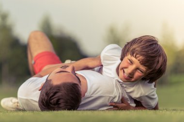 Baba ve oğul açık havada dinlenme