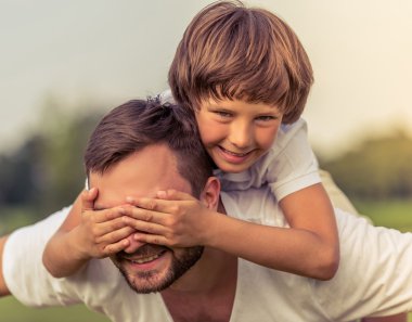 Baba ve oğul açık havada dinlenme