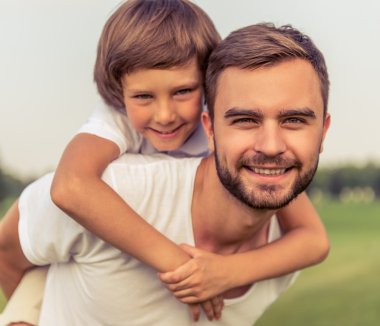 Baba ve oğul açık havada dinlenme