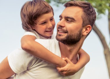 Baba ve oğul açık havada dinlenme