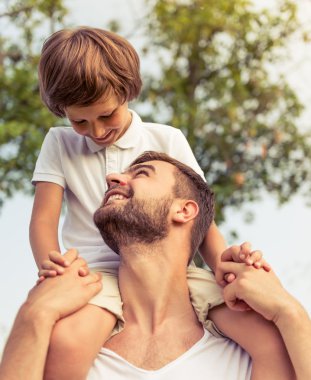 Baba ve oğul açık havada dinlenme