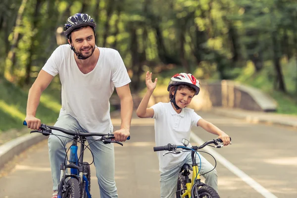 Папа и сын на велосипеде — стоковое фото